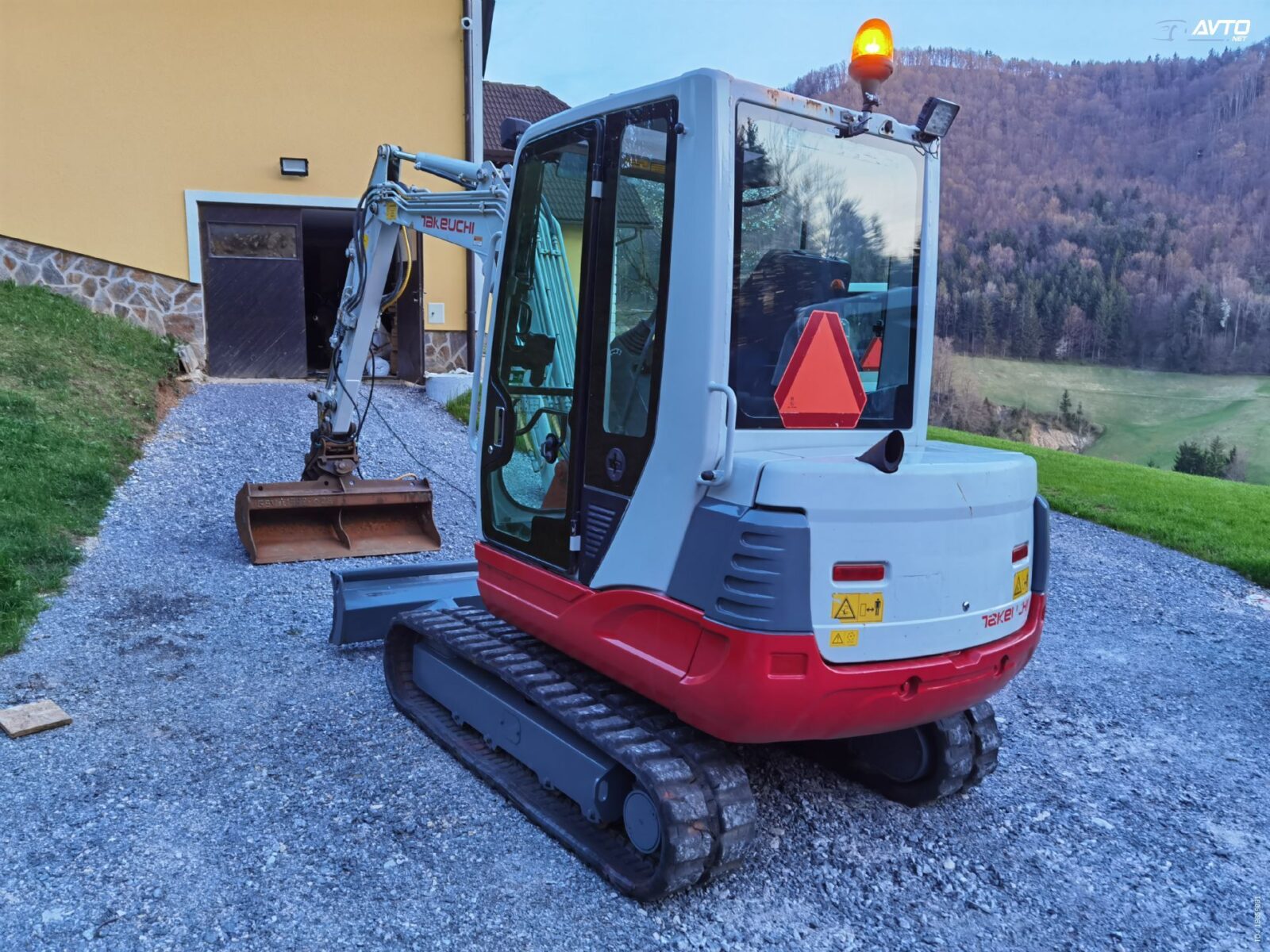 Takeuchi TB 235 HYDRAULIC QUICK CHANGE nagibna blanjalica - cover
