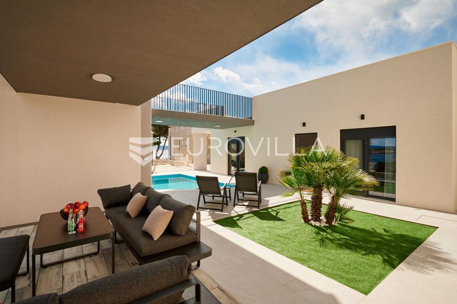 Omiš, Dugi Rat, moderna vila s prekrasnim pogledom na more - cover