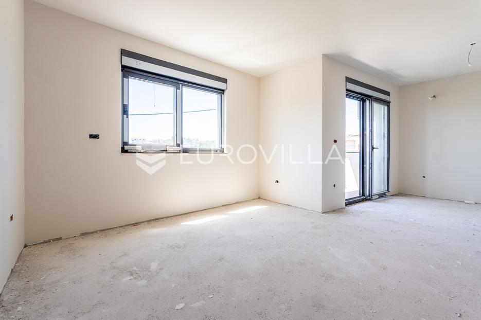 Split, Sirobuja, trosoban stan s prostranim vrtom NKP 81, 59 m2 - cover