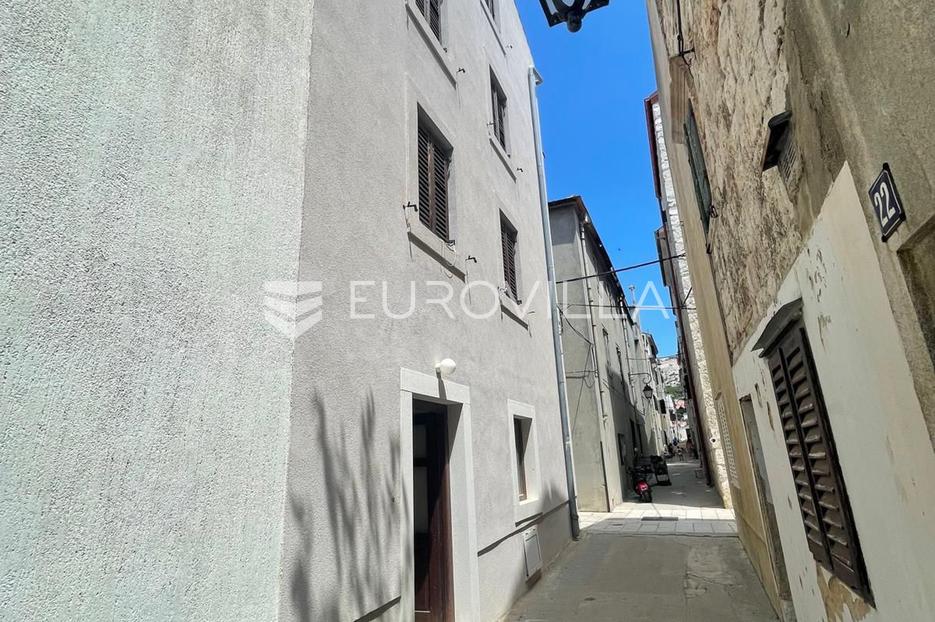 Zadar, Pag, kuća u samom centru s četiri apartmana i poslovnim prostorom u prizemlju - cover