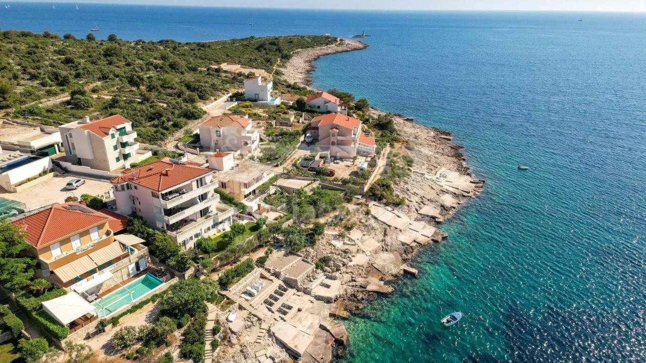 Prodaja / Građevinsko zemljište prvi red do mora sa dozvolama za gradnju - cover
