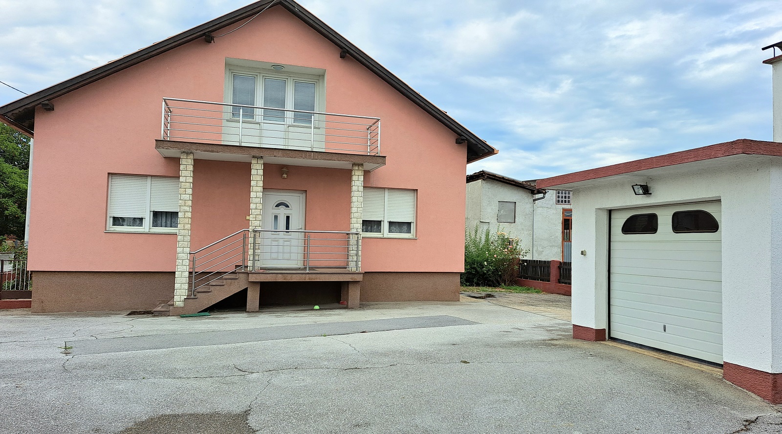 Buzin, N.Zagreb, samostojeća vis.prizemnica 140 m2 + garaža i pomoćni objekti - cover