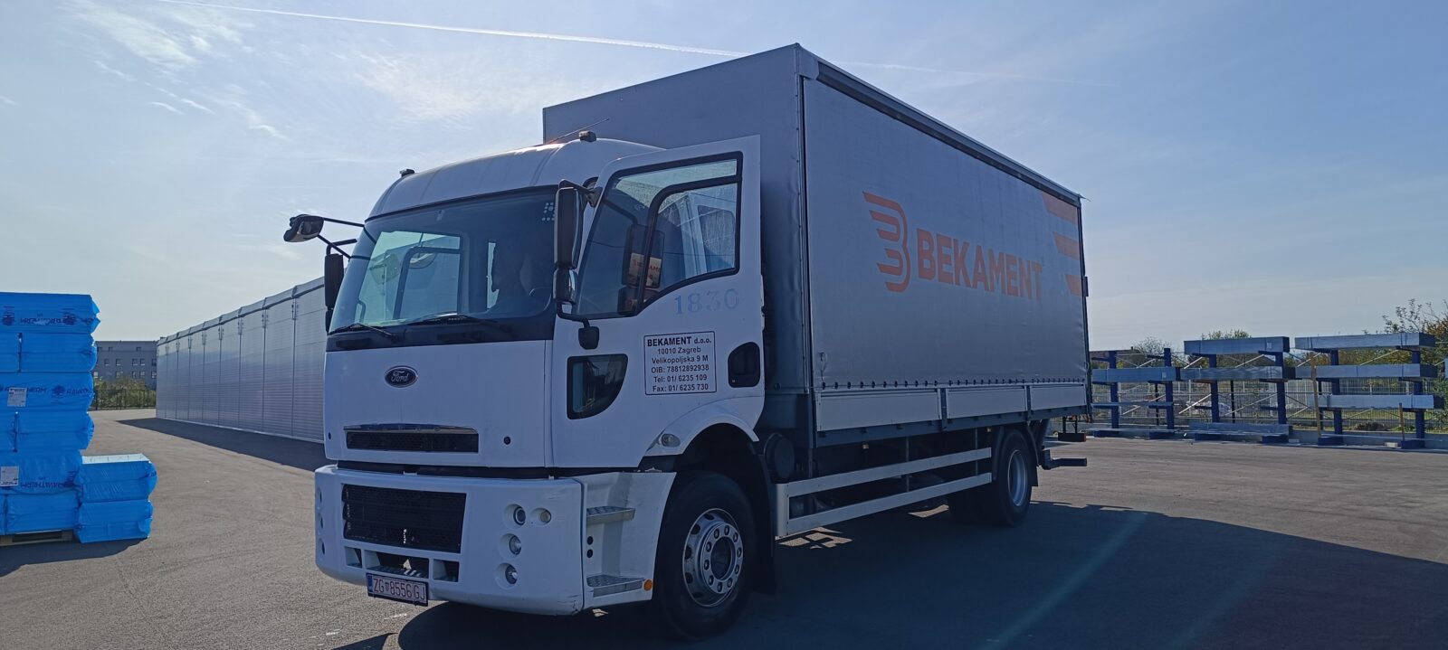 FORD CARGO 1830 HRSC kamion s ceradom i utovarnom rampom - cover