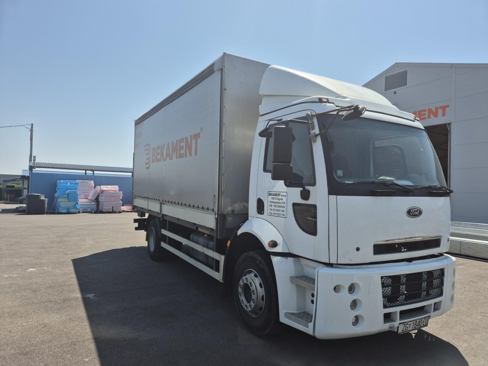 FORD CARGO 1830 DC kamion s ceradom i utovarnom rampom - cover