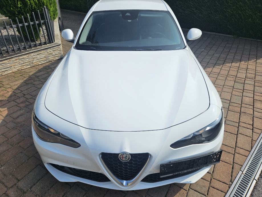 Alfa Romeo Giulia 2,2 JTD automatik - cover