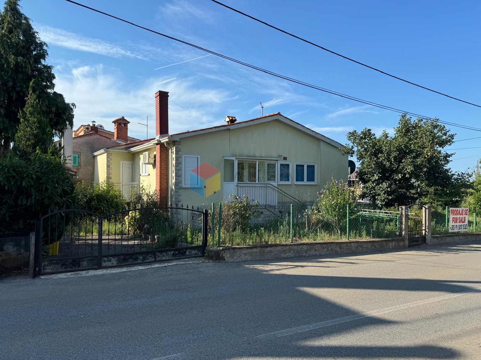 EKSKLUZIVNO U NAŠOJ AGENCIJI! ISTRA, LABIN! Obiteljska kuća s garažom nedaleko centra grada - cover