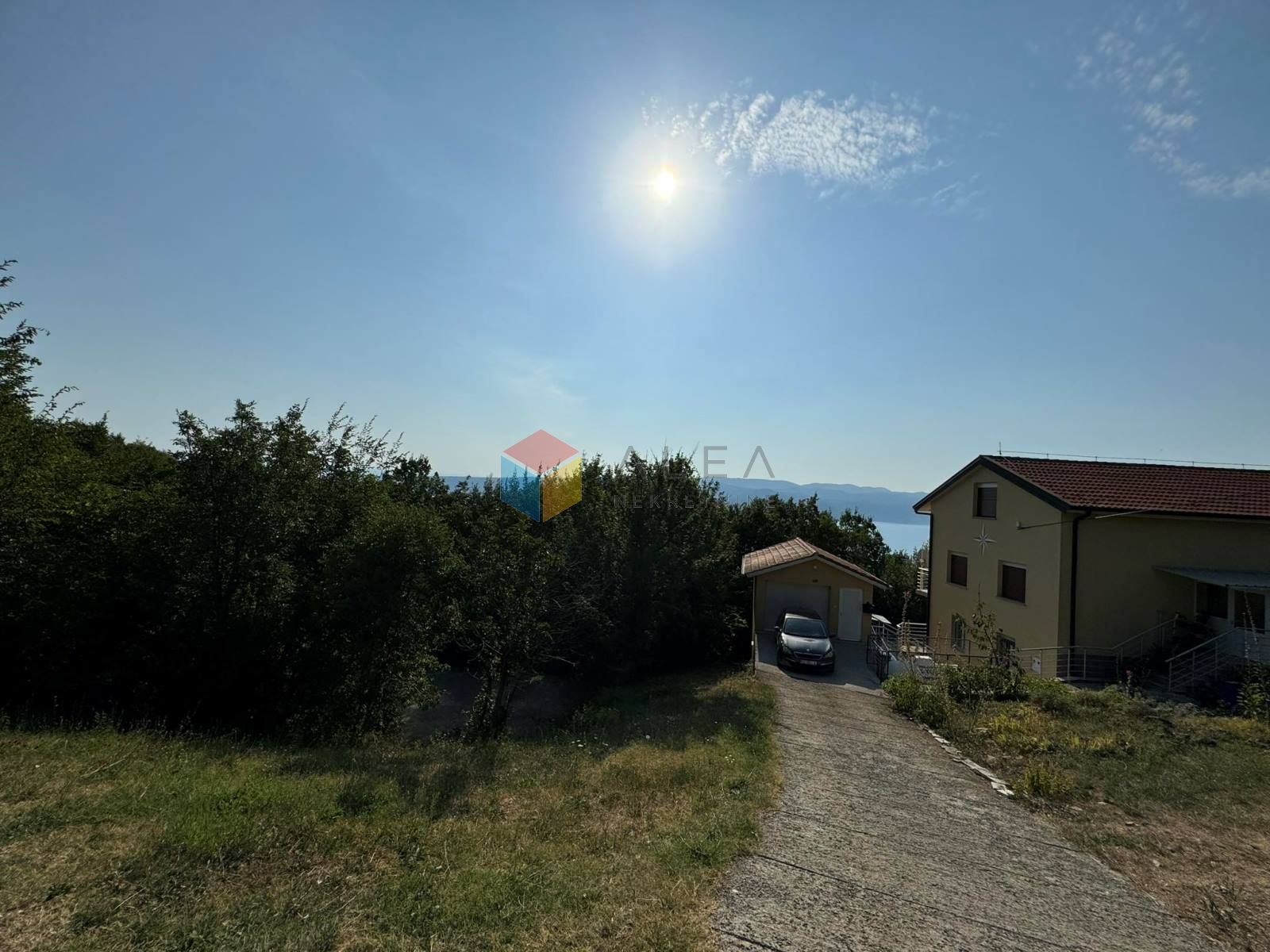 Građevinsko zemljište s dozvolom i  pogledom na more - cover