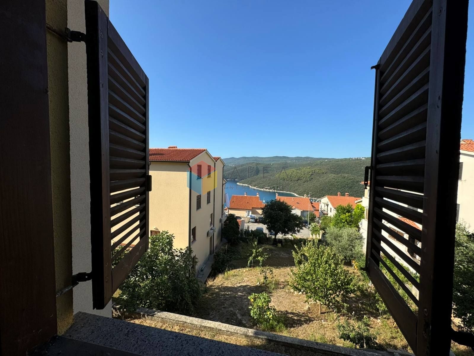 EKSKLUZIVNO SAMO U NAŠOJ AGENCIJI! Apartman u Rapcu na 1. katu s pogledom na more - cover
