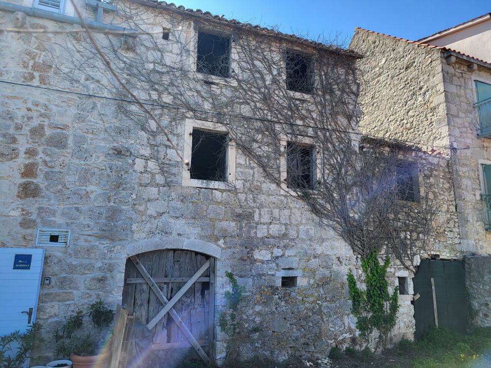 Kamena kuća za renovaciju - cover