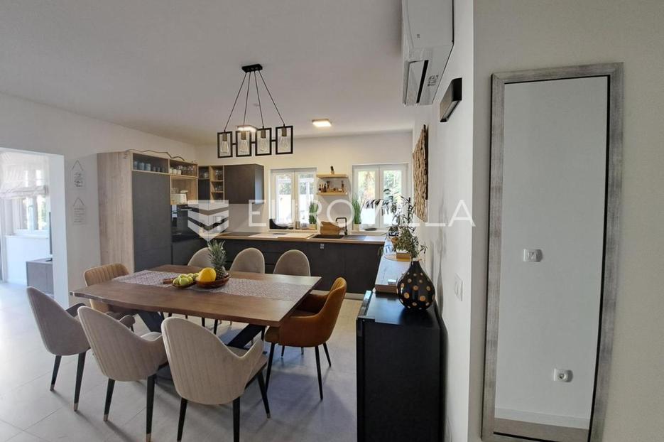 Brač, Sutivan, moderan stan u centru mjesta s velikom okućnicom i vrtom - cover