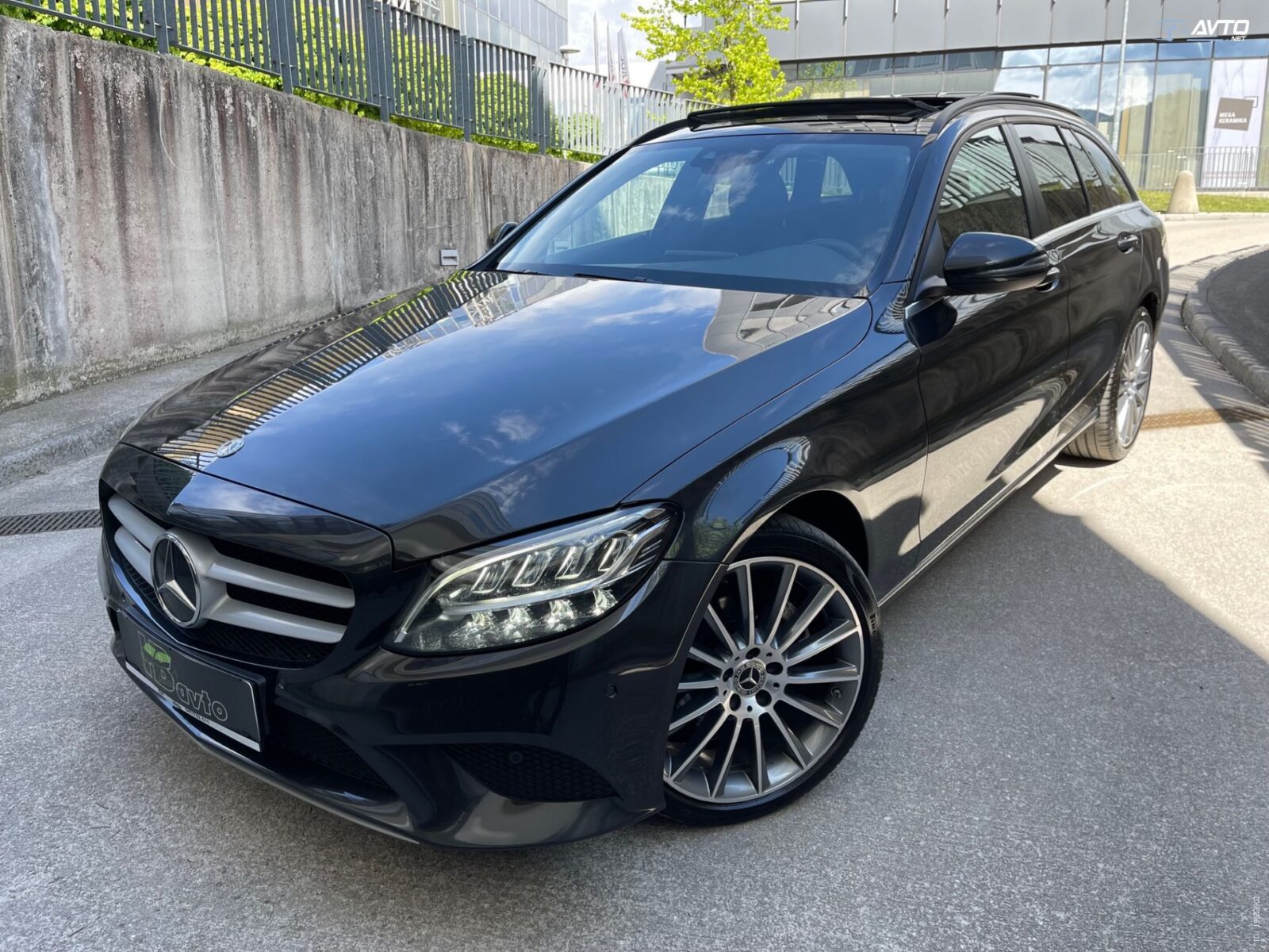 Mercedes-Benz C-Razred C 220 d 4MATIC LED PANORAMA PRIKLOP KOT NOV - cover