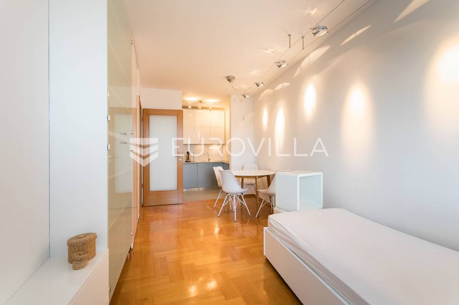 Trnje, Martinovka, prekrasan dvosoban stan 50m2 sa garažom - cover