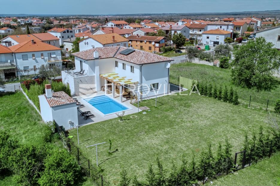 Pula, Veli Vrh - od 01.10. najam prekrasne i funkcionalne samostojeće kuće s bazenom, 225 m2 - cover