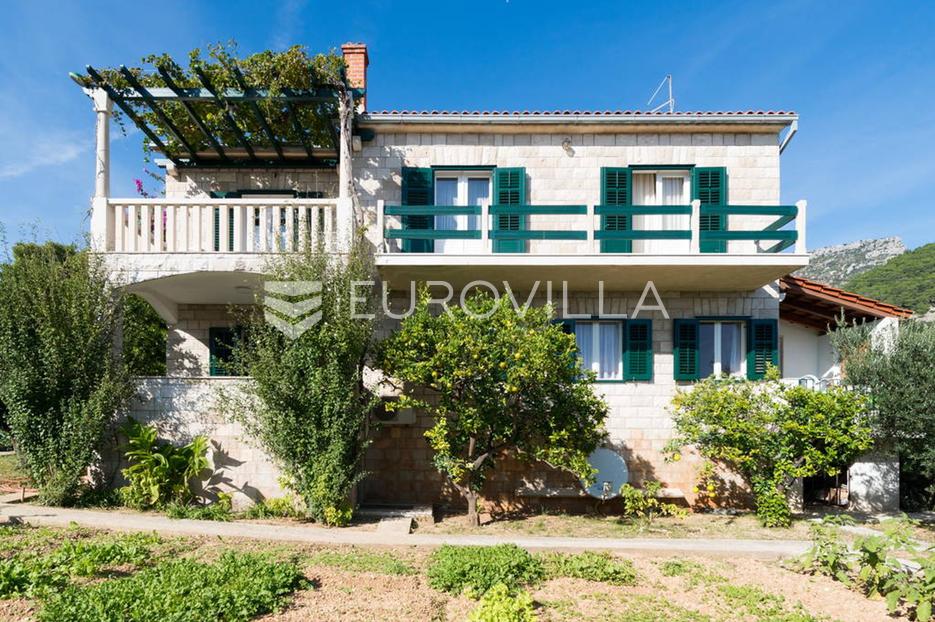 Bol na Braču - apartmanska kuća s građevinskim zemljištem - cover