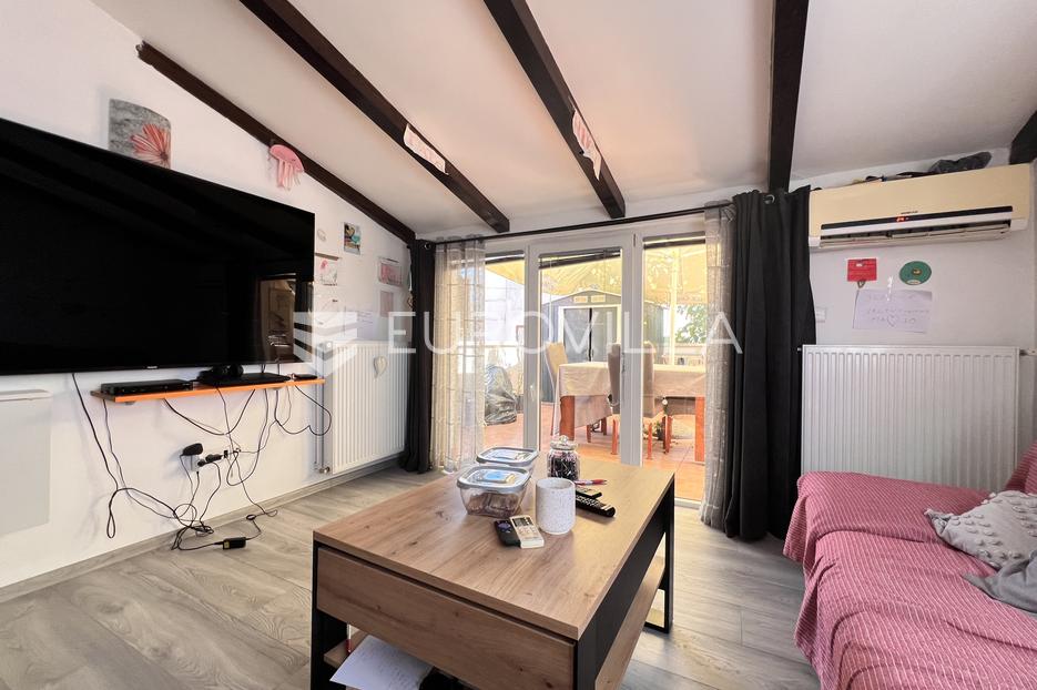 Pula, Šijana - prizemni trosobni stan s prostranom terasom 21 m2, NKP 64.30 m2 - cover