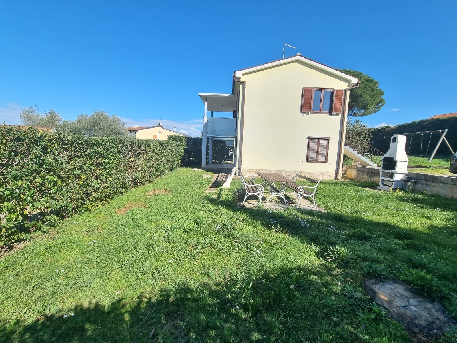 Kuća sa 2 apartmana na 50m od mora u okolici Novigrada - cover