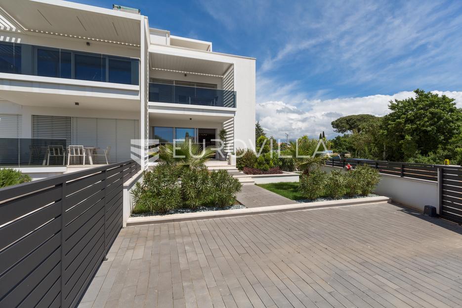 Istra, Rovinj, luksuzan stan u prizemlju s tri spavaće sobe na 200 metara od mora - cover