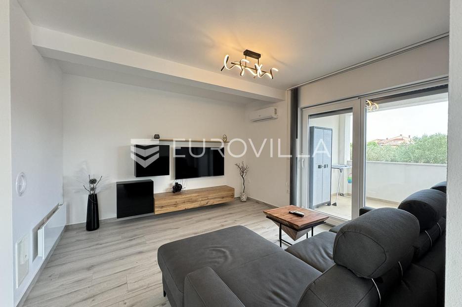 Pula, Veli Vrh, prostrani trosoban stan u prizemlju s vrtom, novogradnja - cover