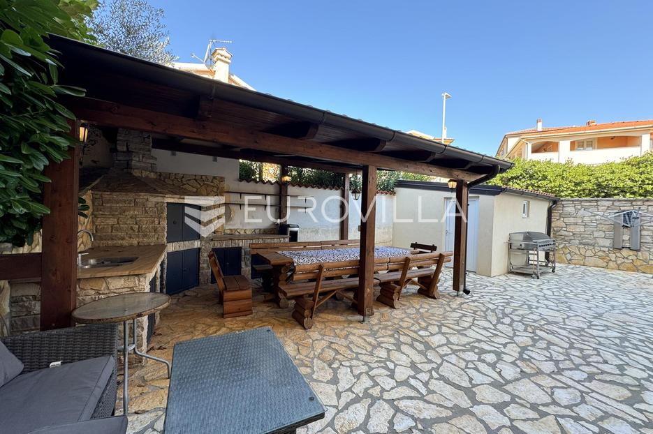 Istra, Ližnjan, trosoban stan u prizemlju s vrtom i parkingom, 600 m od mora - cover