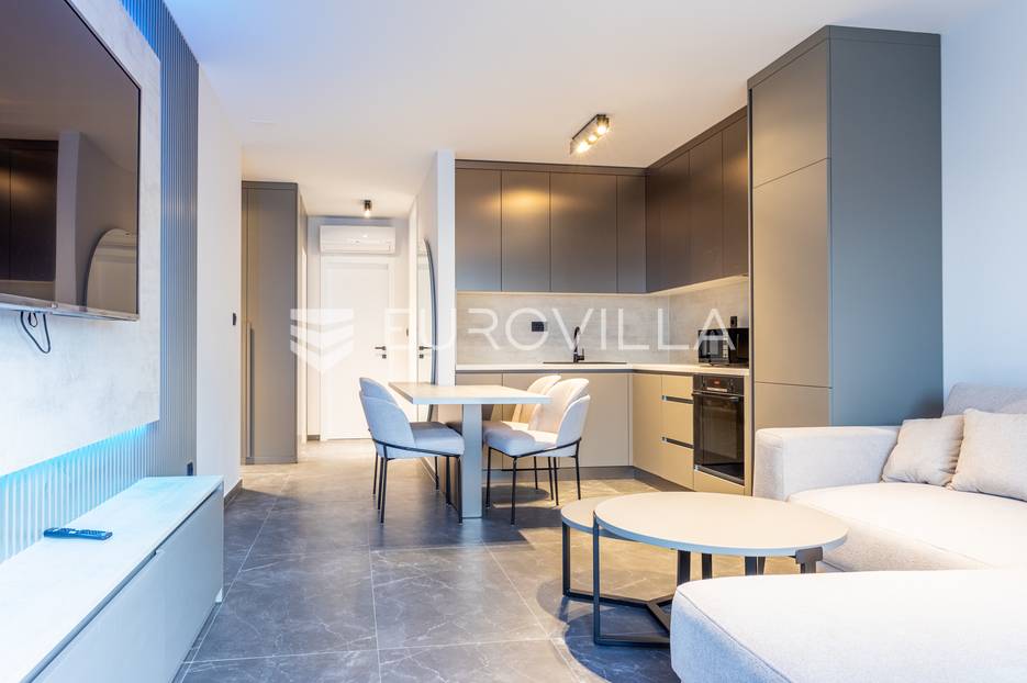 Split, Sirobuja, moderno uređen dvosoban stan s terasom NKP 58, 93 m2 - cover