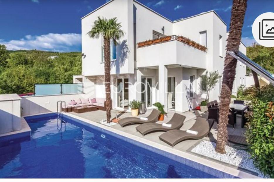 Crikvenica, stan za najam u prizemlju s bazenom - cover