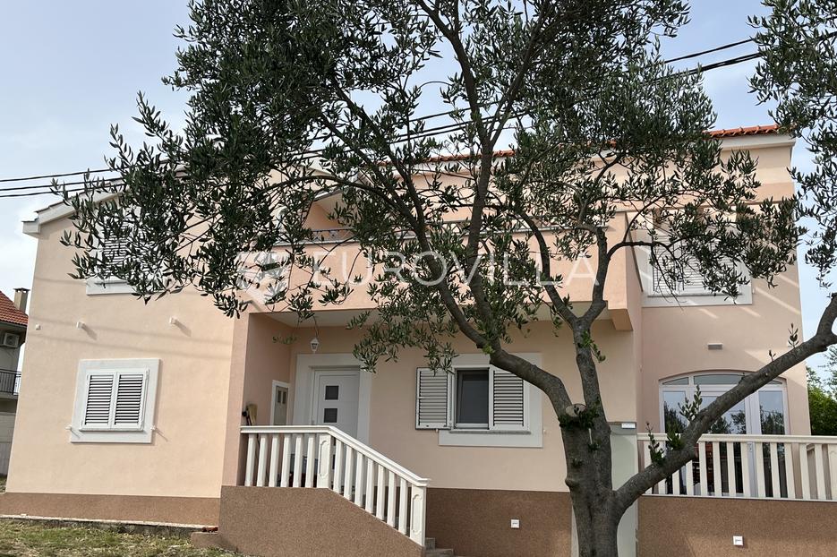 Čista Mala, zaleđe Vodica, prekrasna kuća sa dva stana - cover