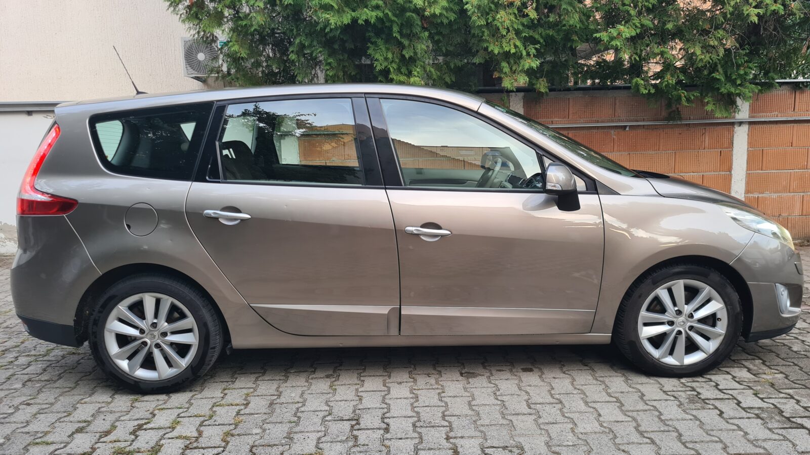 RENAULT GRAND SCENIC LUXE PRIVILEGE 2,0 DCI 150 AUTOMATIK - cover