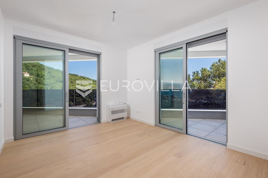 Opatija, centar, atraktivan višesoban stan u novogradnji s 4 parkirna mjesta NKP 254 m2 - cover