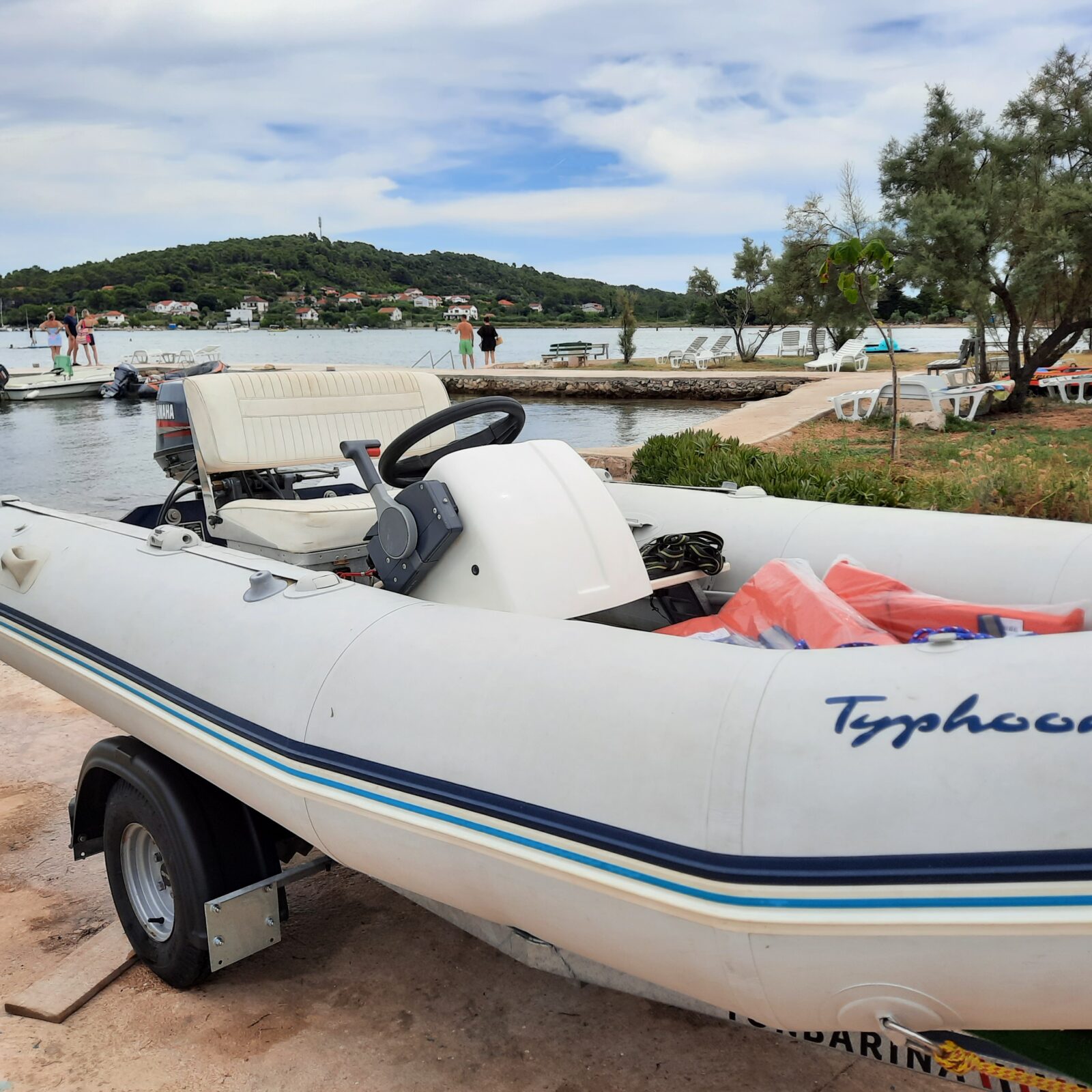 Gumenjak Zodiac Typhoon, dužine 4,20 m, širine 1.70 m - cover