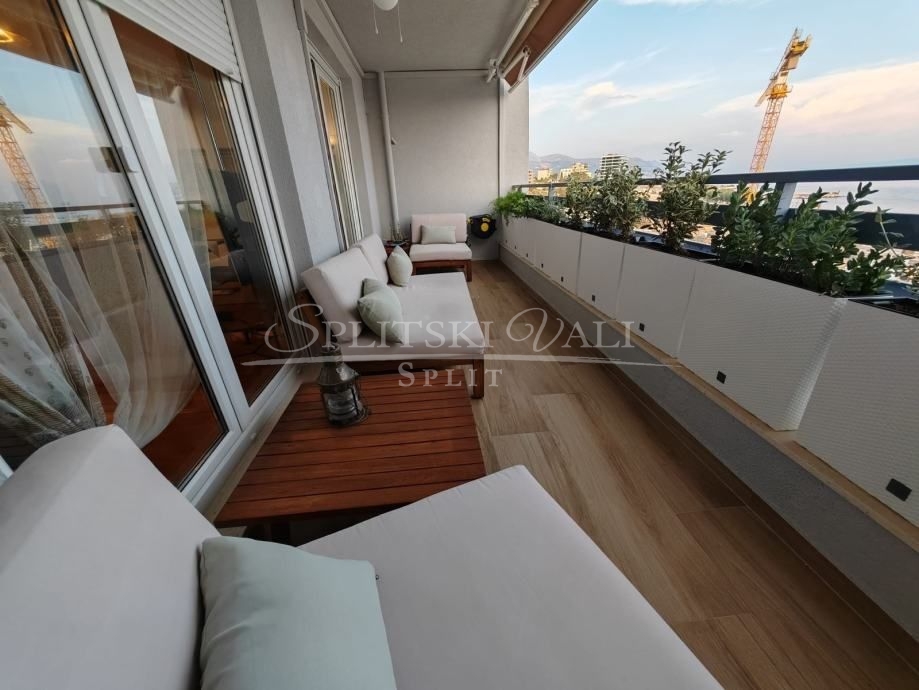 Najam trosobnog stana na Žnjanu, prvi red do mora! garaža, pogled - cover