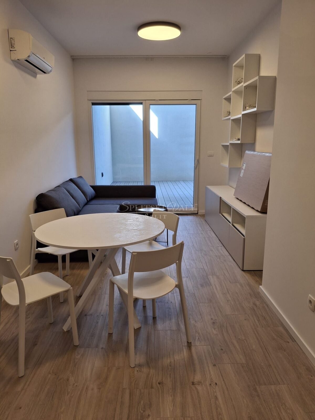 JEDNOSOBAN STAN U NOVOGRADNJI - VISOKA, DUGOROČNO!!! - cover