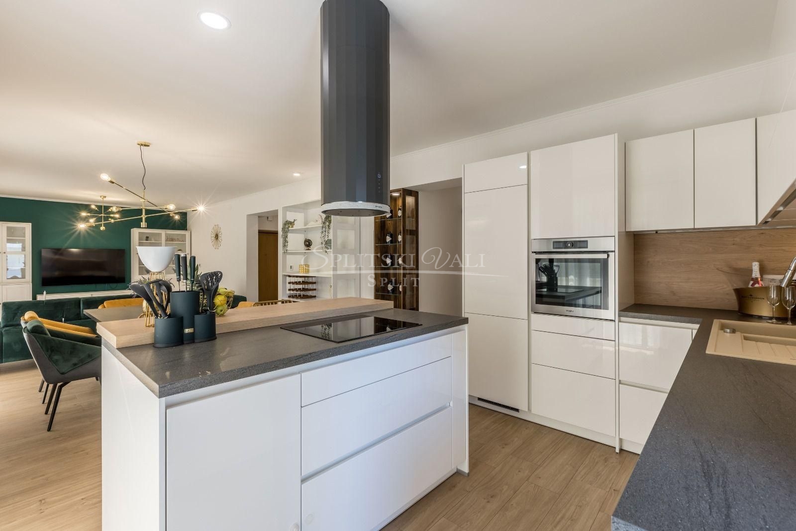 Najam odličan trosoban stan Gripe 118m2, parking u garaži - cover