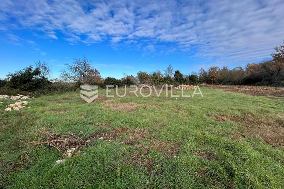 Svetvinčenat, Juršići - građevinsko zemljište 838 m2 s urednim putem - cover