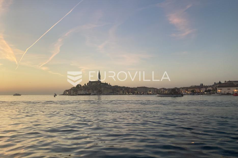 Istra, Rovinj, stan NKP 100 m2 podijeljen u dvije stambene jedinice na 300 metara od plaže - cover