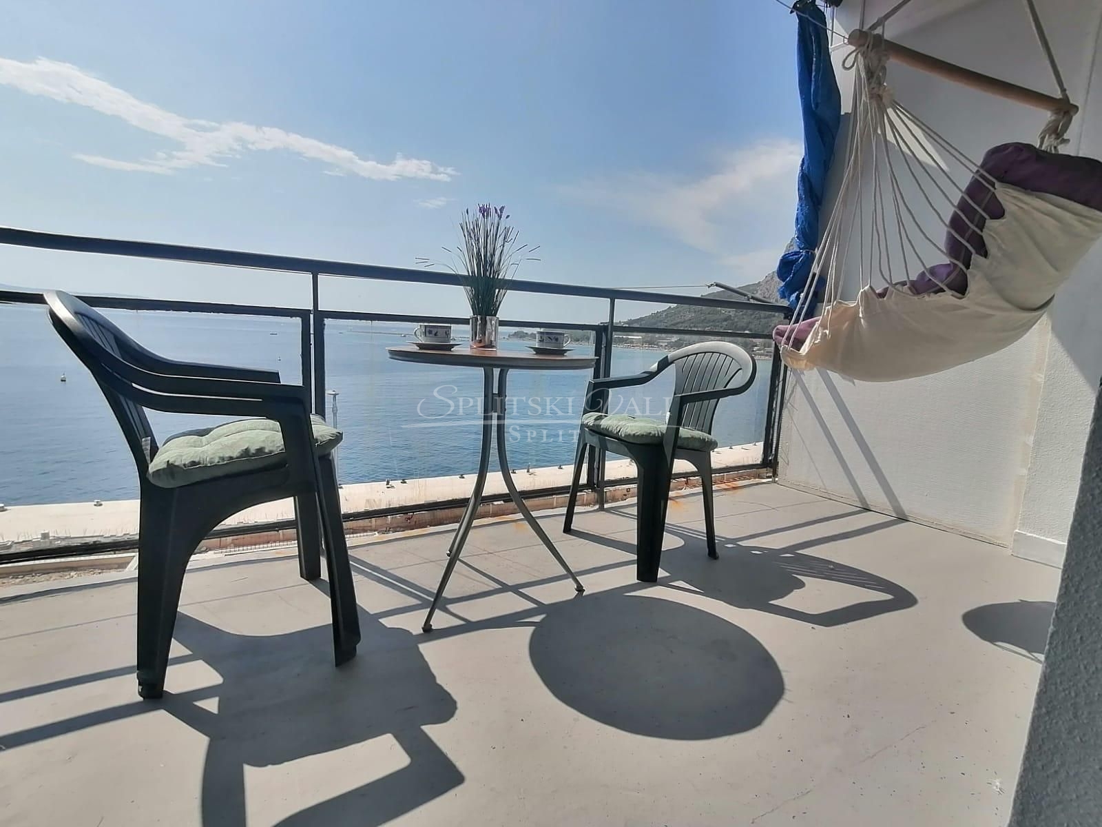 Odlična lokacija! Omiš - prodaja stan 59m2, prvi red uz more - cover