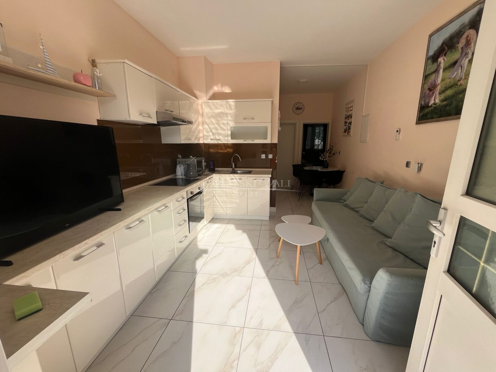 LIJEP, DVOSOBNI STAN U STOBREČU - DO SEZONE - cover