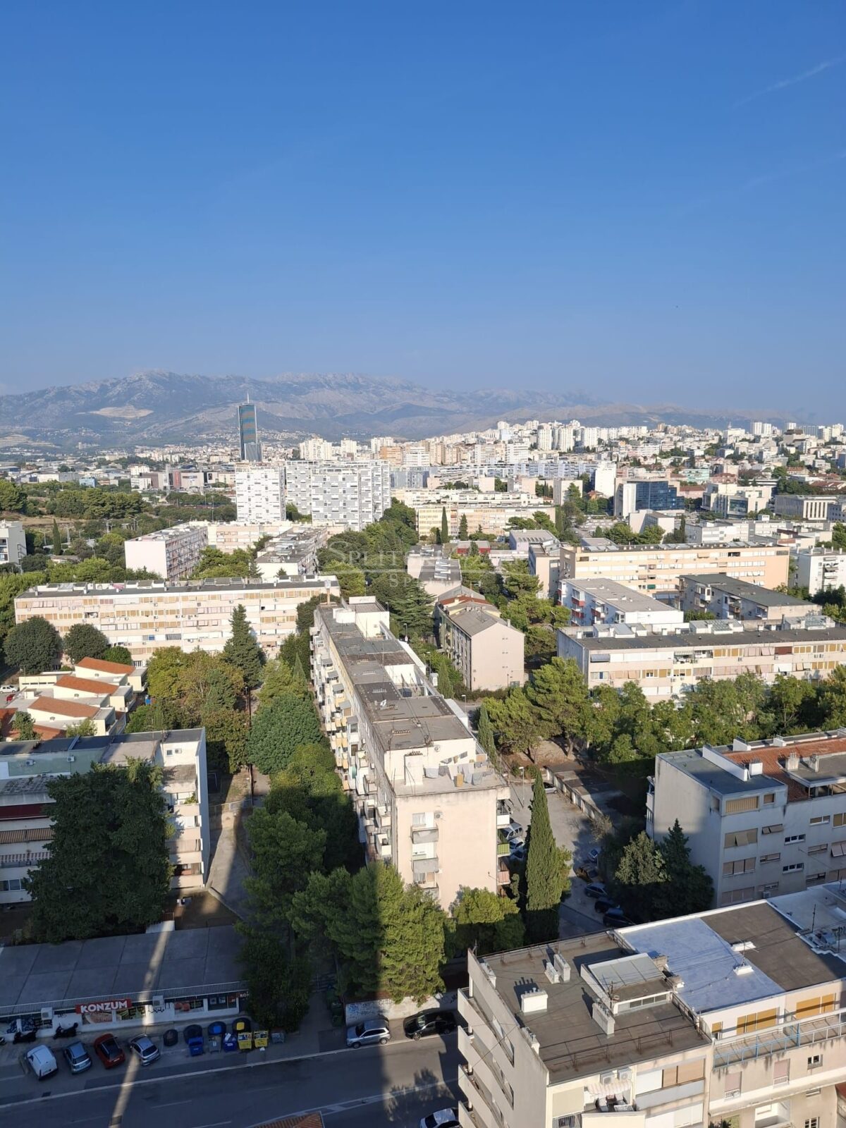 EKSKLUZIVNA PRODAJA  -TROSOBAN STAN NA SPINUTU - RIJETKA NEKRETNINA - cover