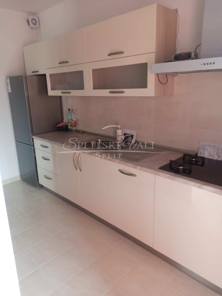 Split,Kila- dvosoban stan s garažom na duži period - cover