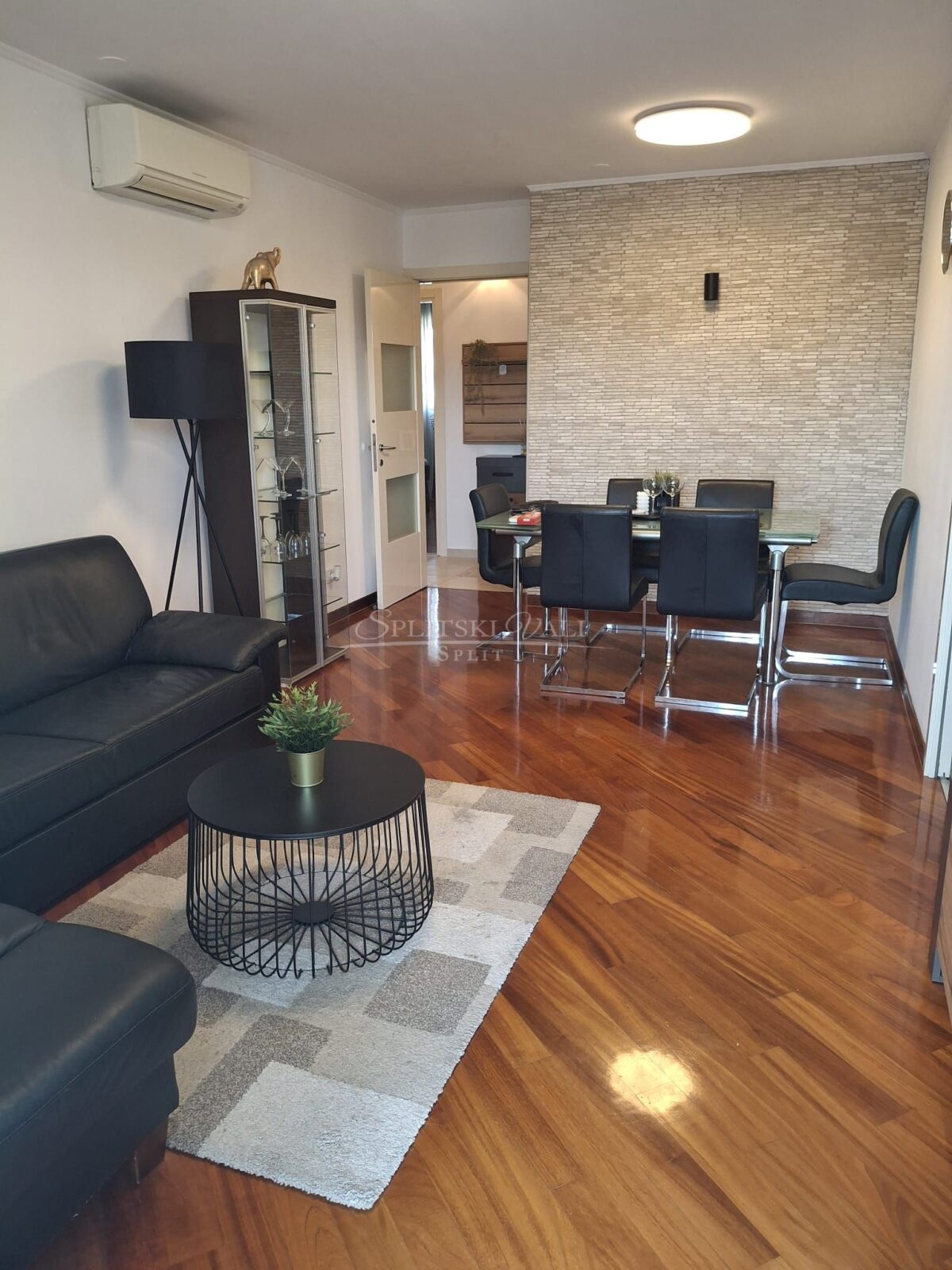 STAN NA ŽNJANU S 2 PARKING MJESTA I GYM SOBOM - DUGOROČNO - cover