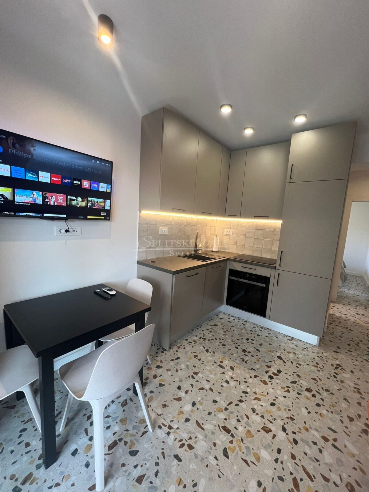 Dvosoban stan najam Bol - cover