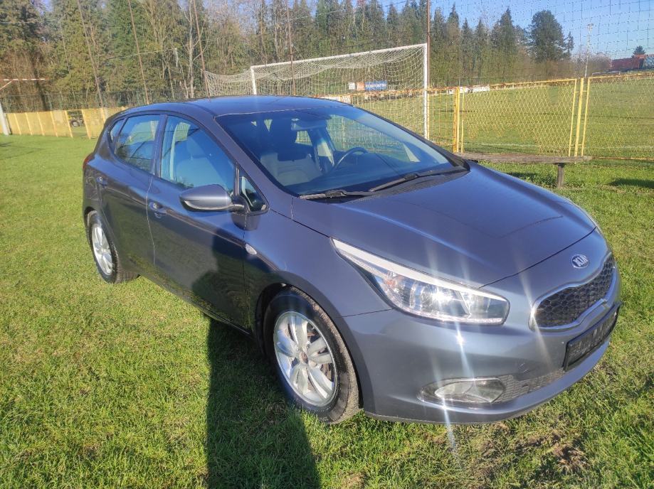 Kia Ceed (cee'd) 1,6 CRDi HIGH TECH 128ks full kartice do 36 rata - cover