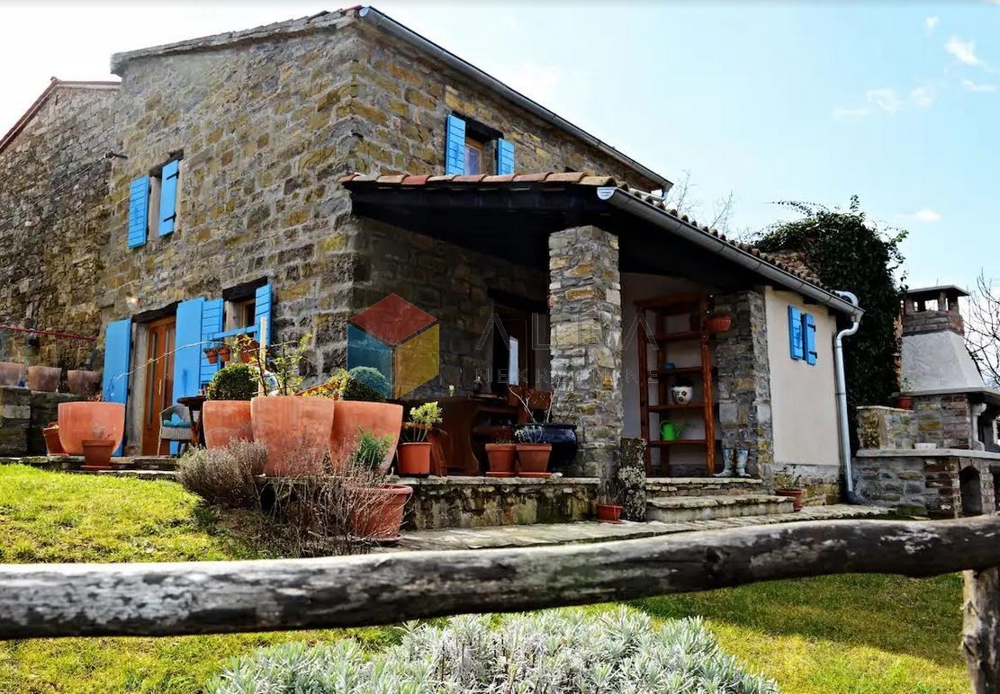 Renovirana istarska kamena kuća s predivnim pogledom u središnjoj Istri - cover