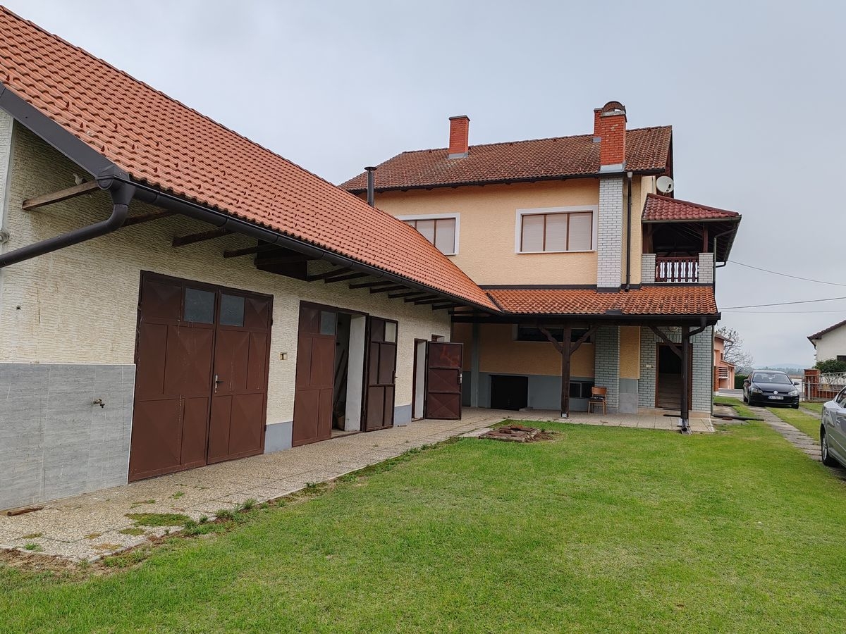PRODAJE SE ODMAH USELJIVA NAMJEŠTENA KUĆA U DEKANOVCU - cover