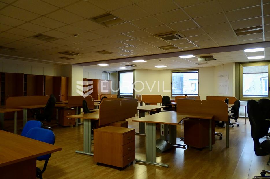 Rijeka, Centar, poslovni prostor površine 800m2 - cover