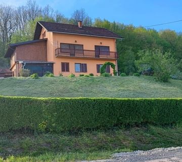 Obiteljska kuća u centru Topuskog, 206 m² + veliko dvorište! - cover