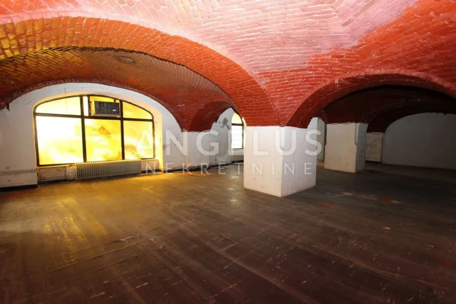 Zagreb, Centar - ugostiteljski objekt 330m2 za adaptaciju na top lokac - cover