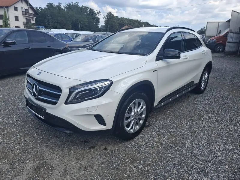 Mercedes-Benz GLA 180*Urban*Automatik*Klima*Navigacija* - cover
