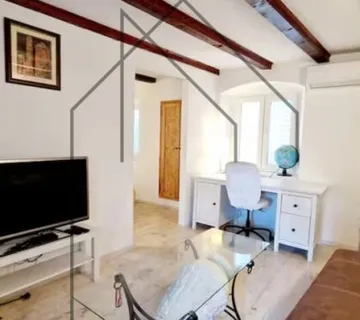 CRES Dvoetažni apartman u blizini mora - cover