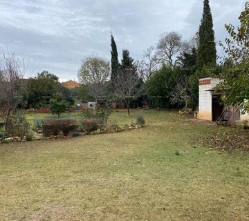 Prodaja dvojne kuće sa pomoćnim objektom (manja kuća) i zemljištem - cover