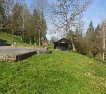 Poljana Sutlanska, drv. kućica i započ.gradnja kuće na imanju 11600m2 - cover